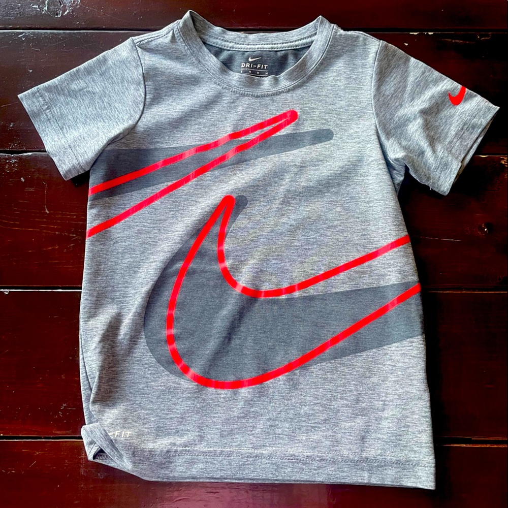 Short sleeve boys Nike tee